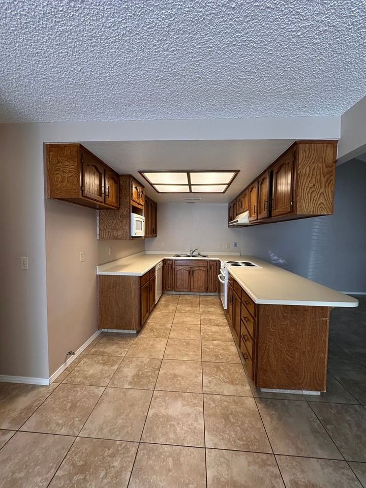 1930 E Harold Ave - Photo 6 of 22