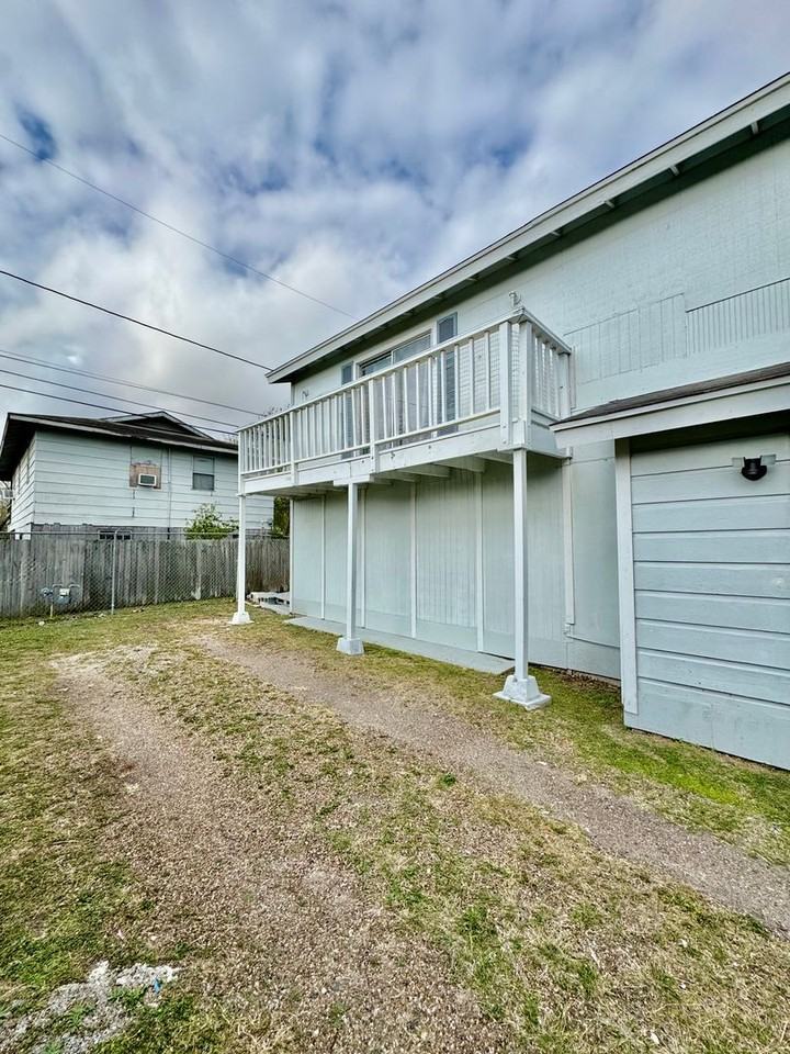 2905 Rogers St - Photo 3 of 32