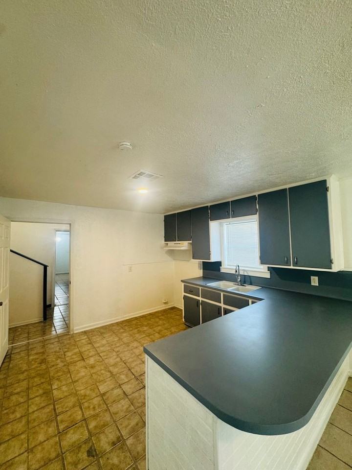 2905 Rogers St - Photo 6 of 32