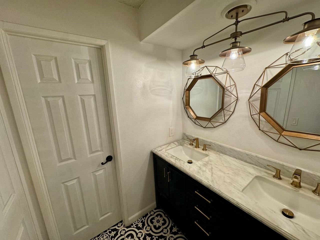 904 S Mountain Ave #B - Photo 5 of 12