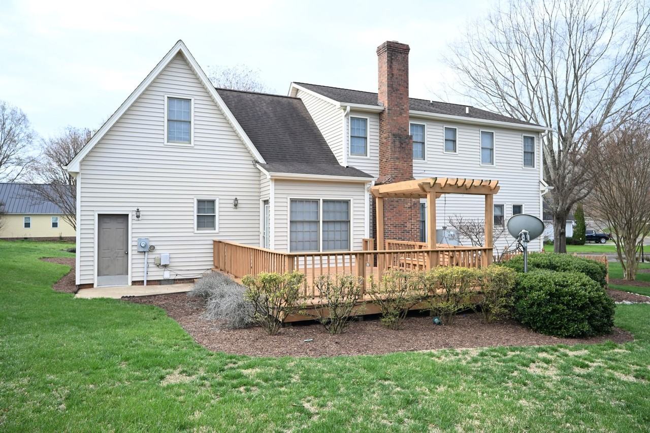 223 Oakland Dr - Photo 3 of 23