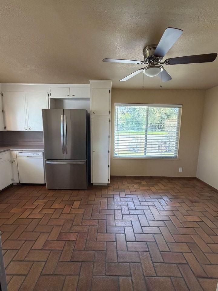 1840 Grand Coulee Blvd - Photo 6 of 20