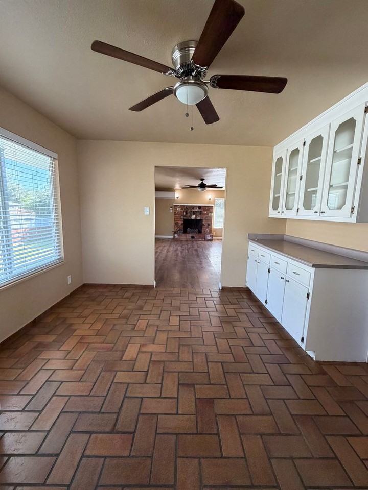 1840 Grand Coulee Blvd - Photo 7 of 20