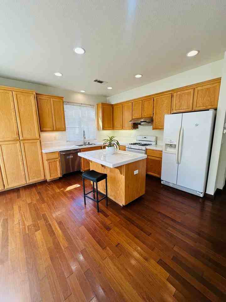 1009 Craftsman Dr - Photo 4 of 19