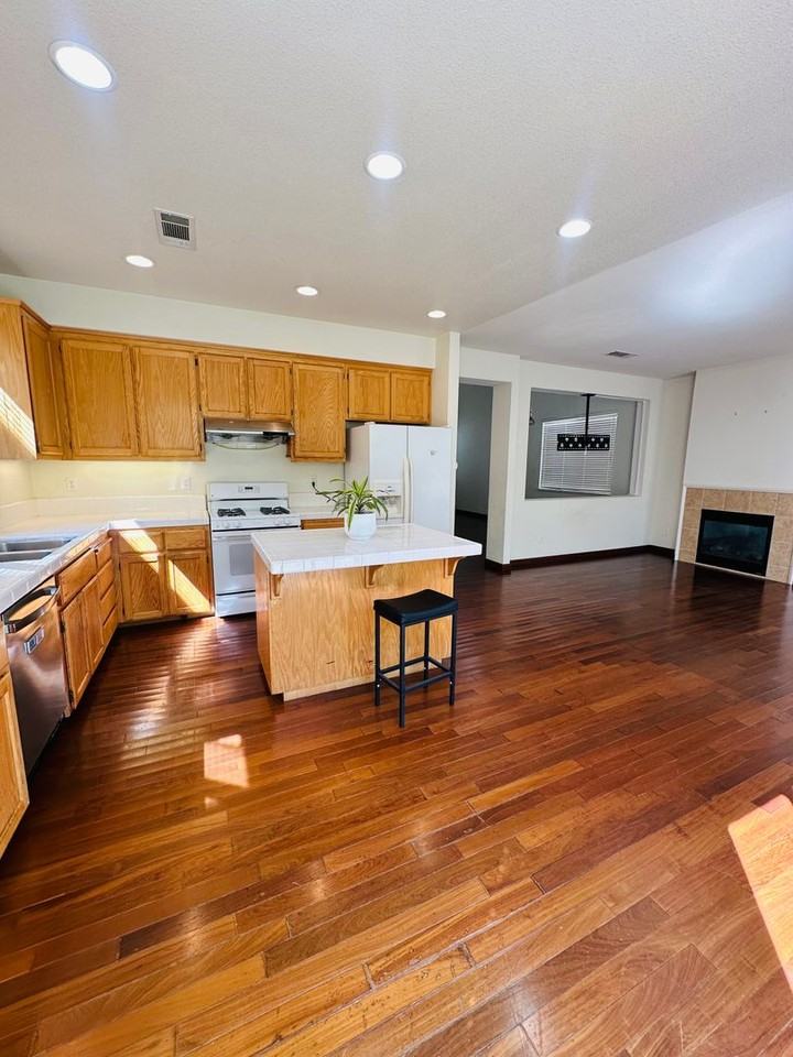 1009 Craftsman Dr - Photo 7 of 19