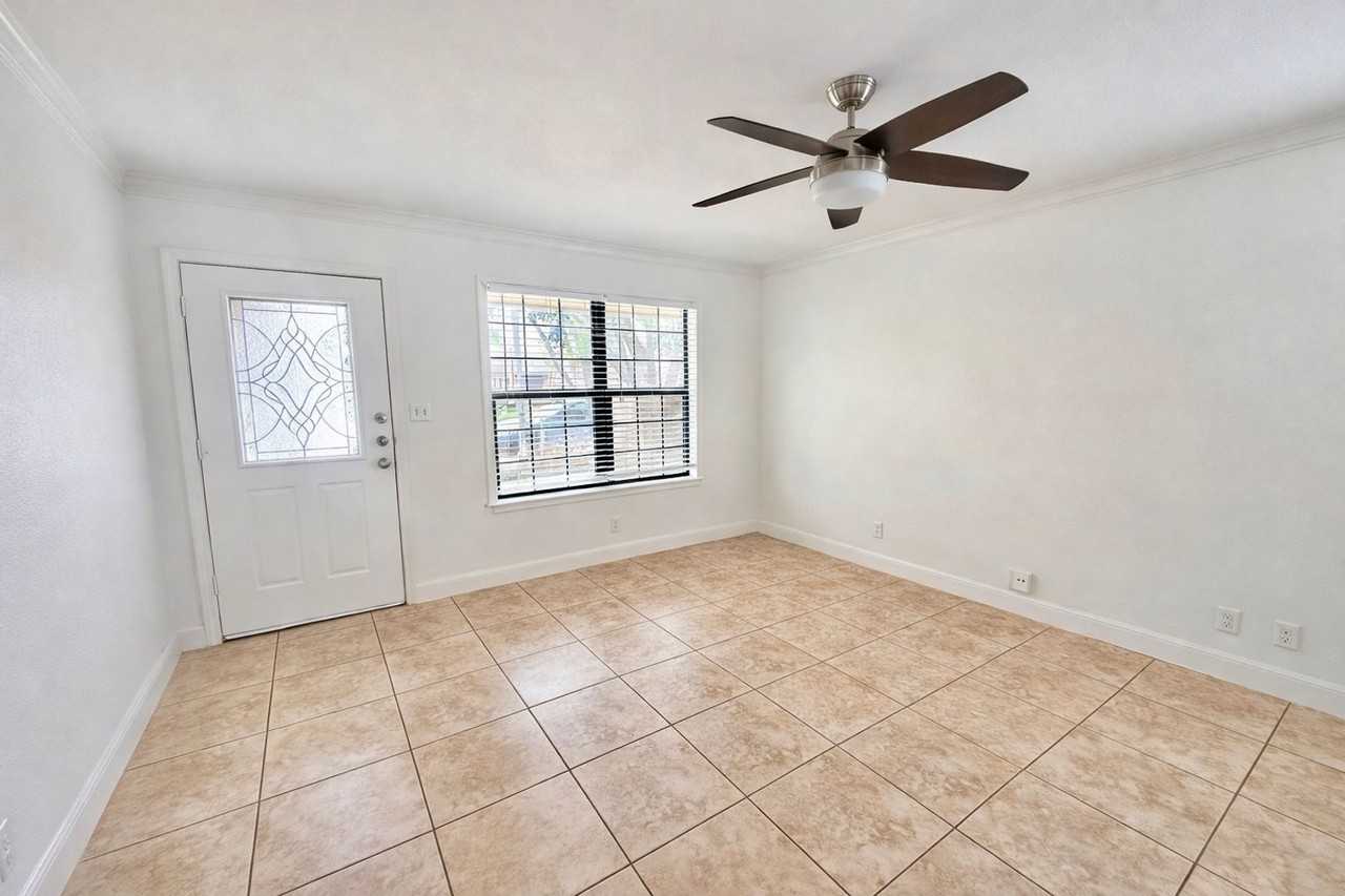 6200 Palm Cir - Photo 3 of 14