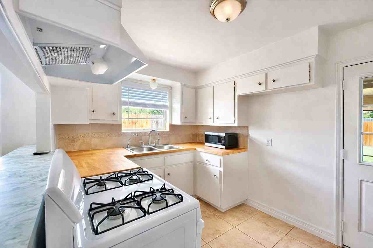 6200 Palm Cir - Photo 4 of 14