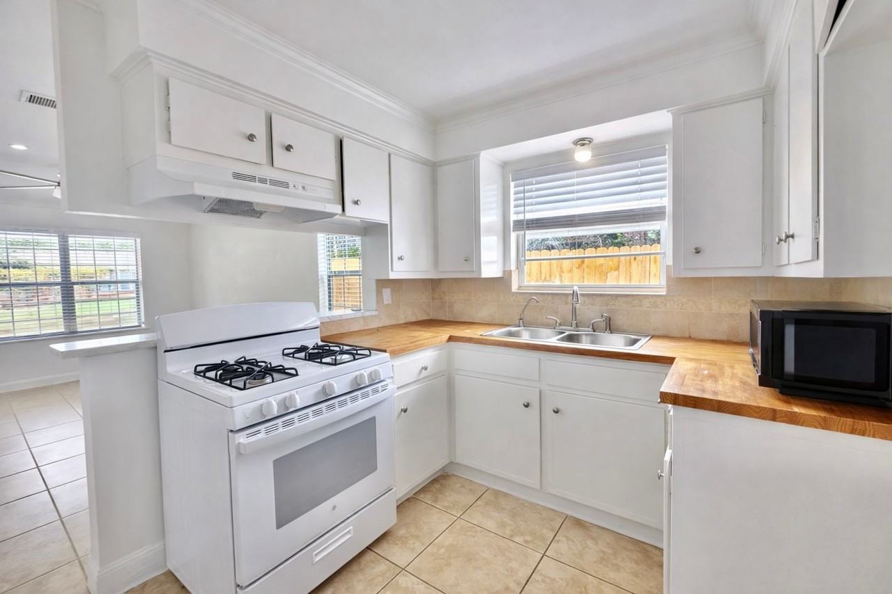 6200 Palm Cir - Photo 5 of 14