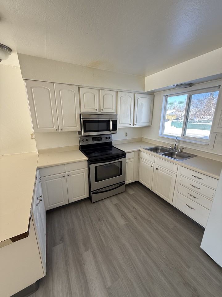 829 17th Avenue* - Photo 3 of 36