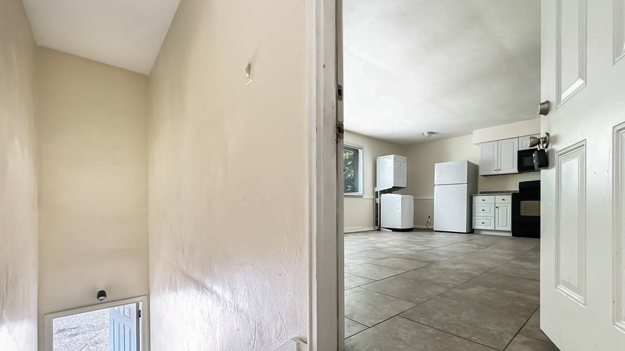 312 Ashlawn Drive - Photo 3 of 15