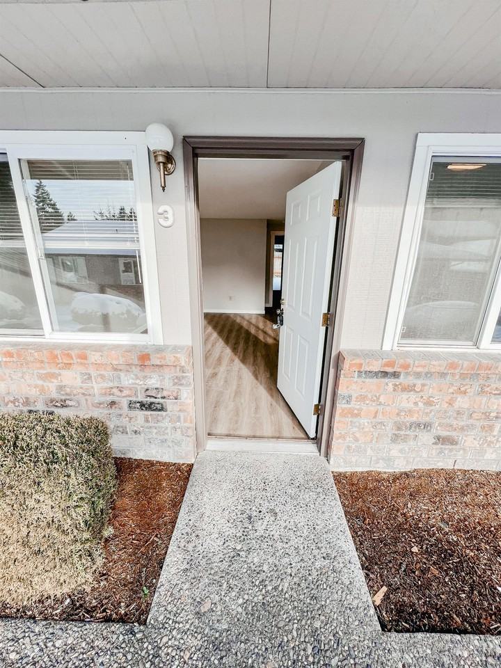 Highland Apts - Photo 2 of 15