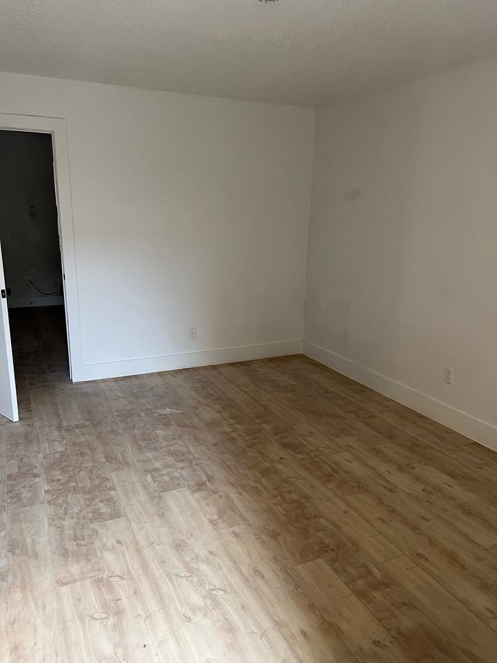 404 Southwest 26th Street - Photo 4 of 22