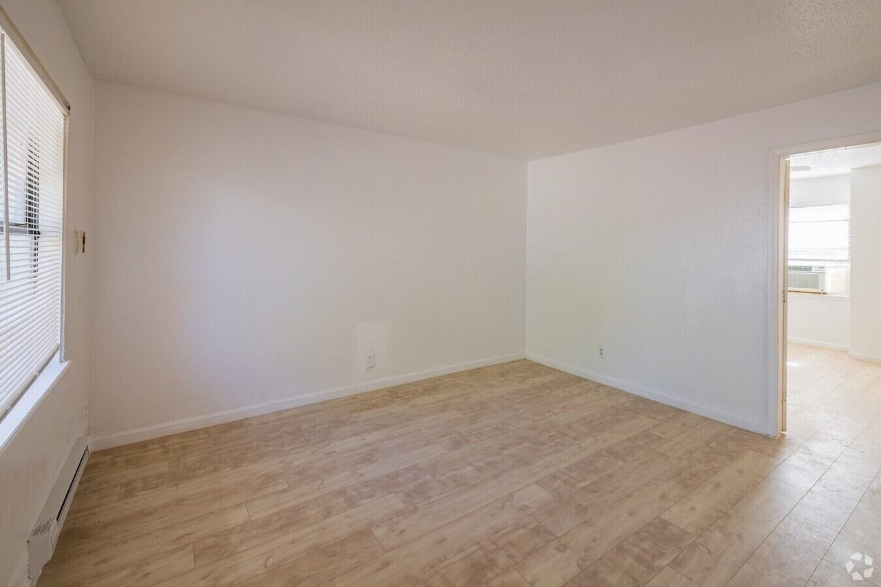 404 Southwest 26th Street - Photo 4 of 50