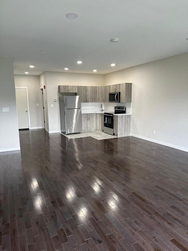 3319 N 17TH ST - Photo 3 of 10