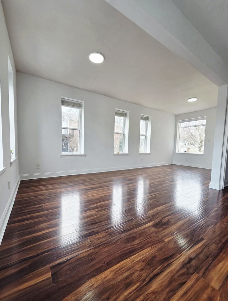 142 East Evergreen Street - Photo 2 of 18