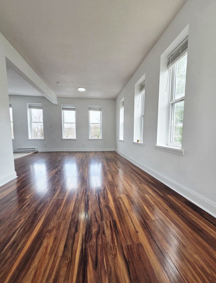 142 East Evergreen Street - Photo 3 of 18