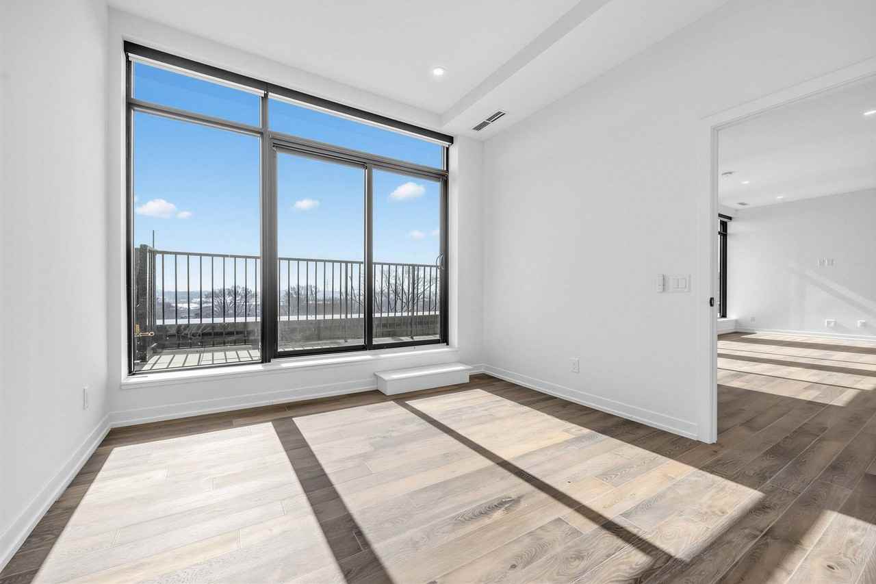 759 Queen St E - Photo 3 of 26