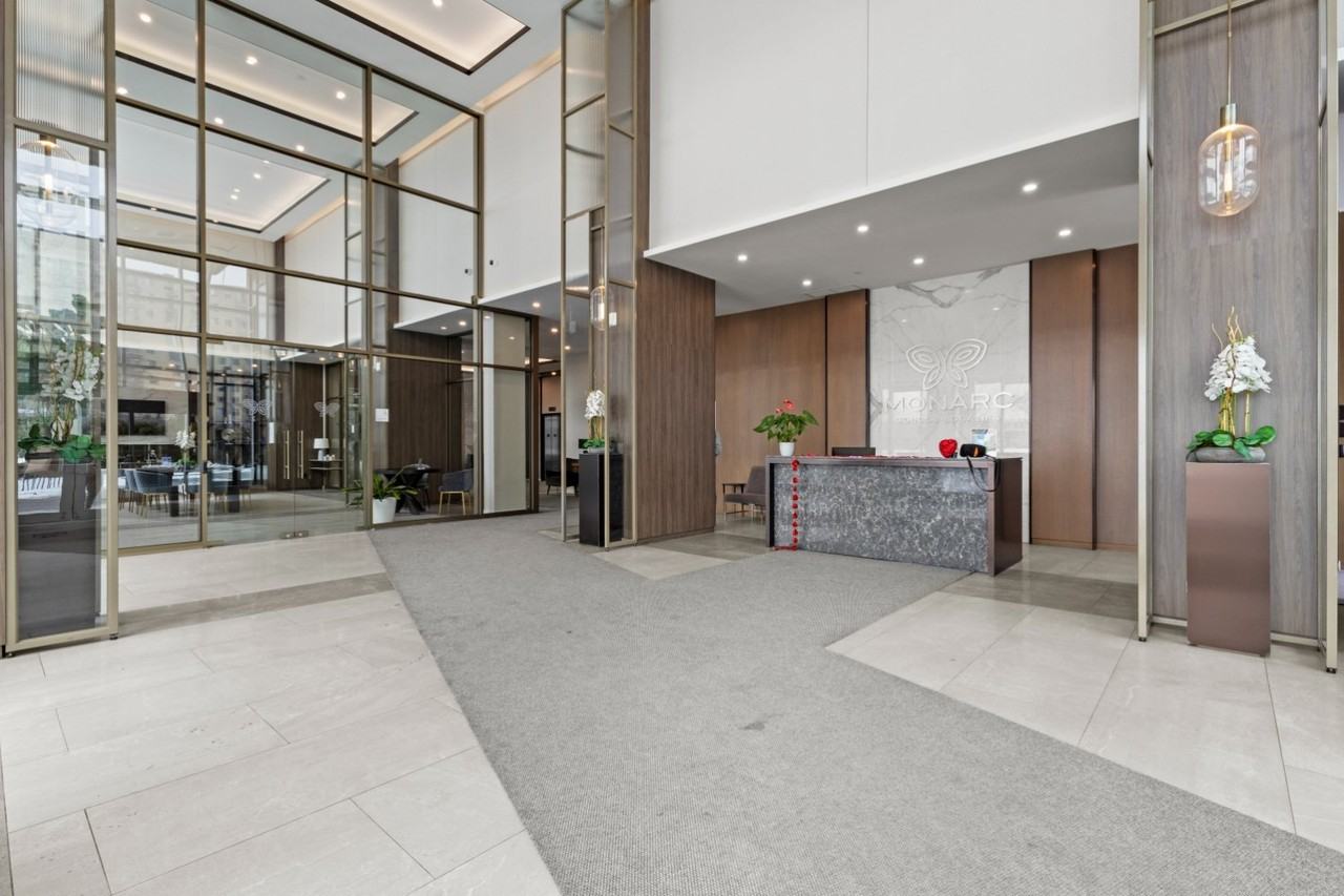 11201 Boul Cavendish - Photo 7 of 35