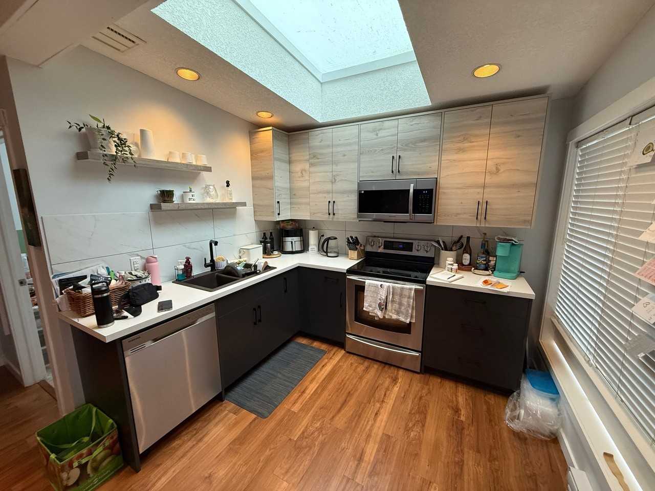 566 Ruby Cres #B - Photo 2 of 14