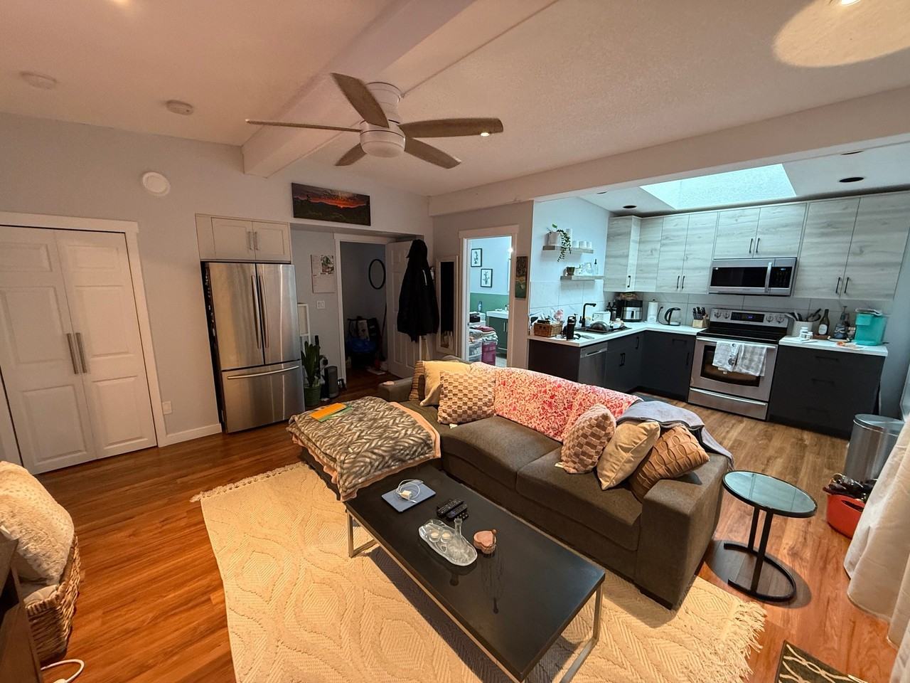 566 Ruby Cres #B - Photo 3 of 14