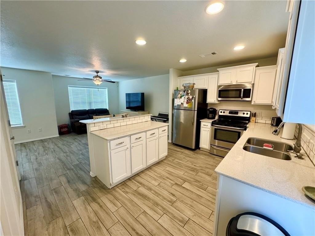 271 S Breakwater Ln - Photo 2 of 14