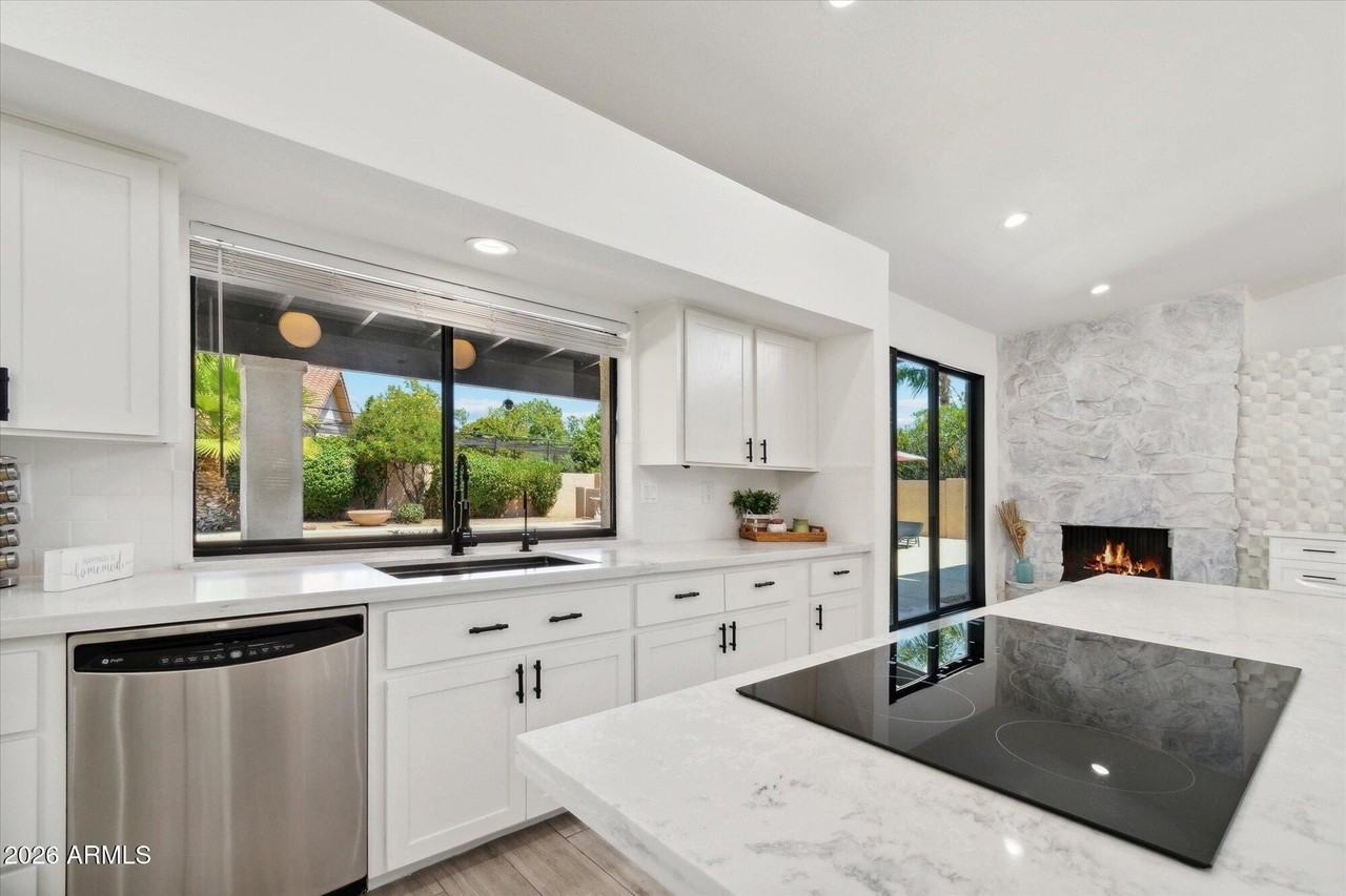 12835 N 78th St - Photo 3 of 32