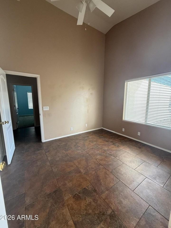 8136 W Laurel Ln - Photo 6 of 29