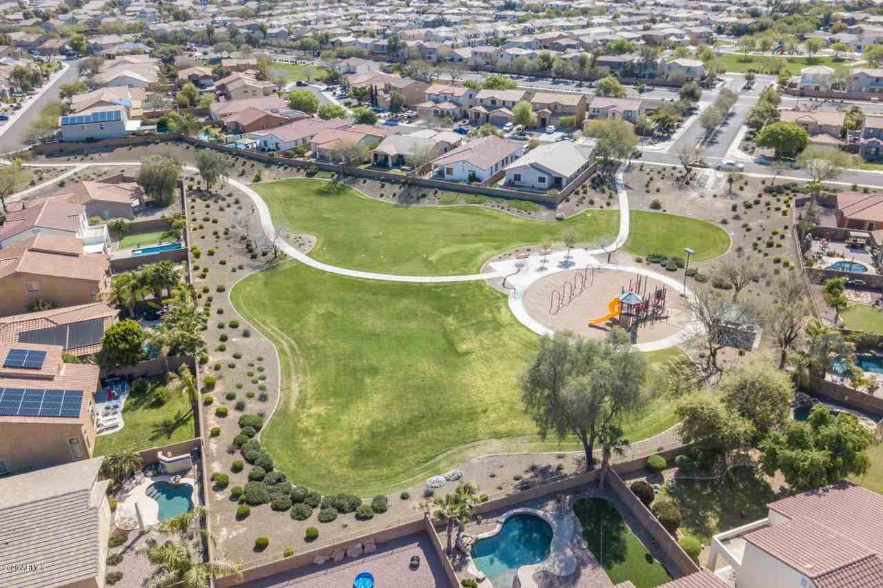 17610 W Port Royale Ln - Photo 5 of 26