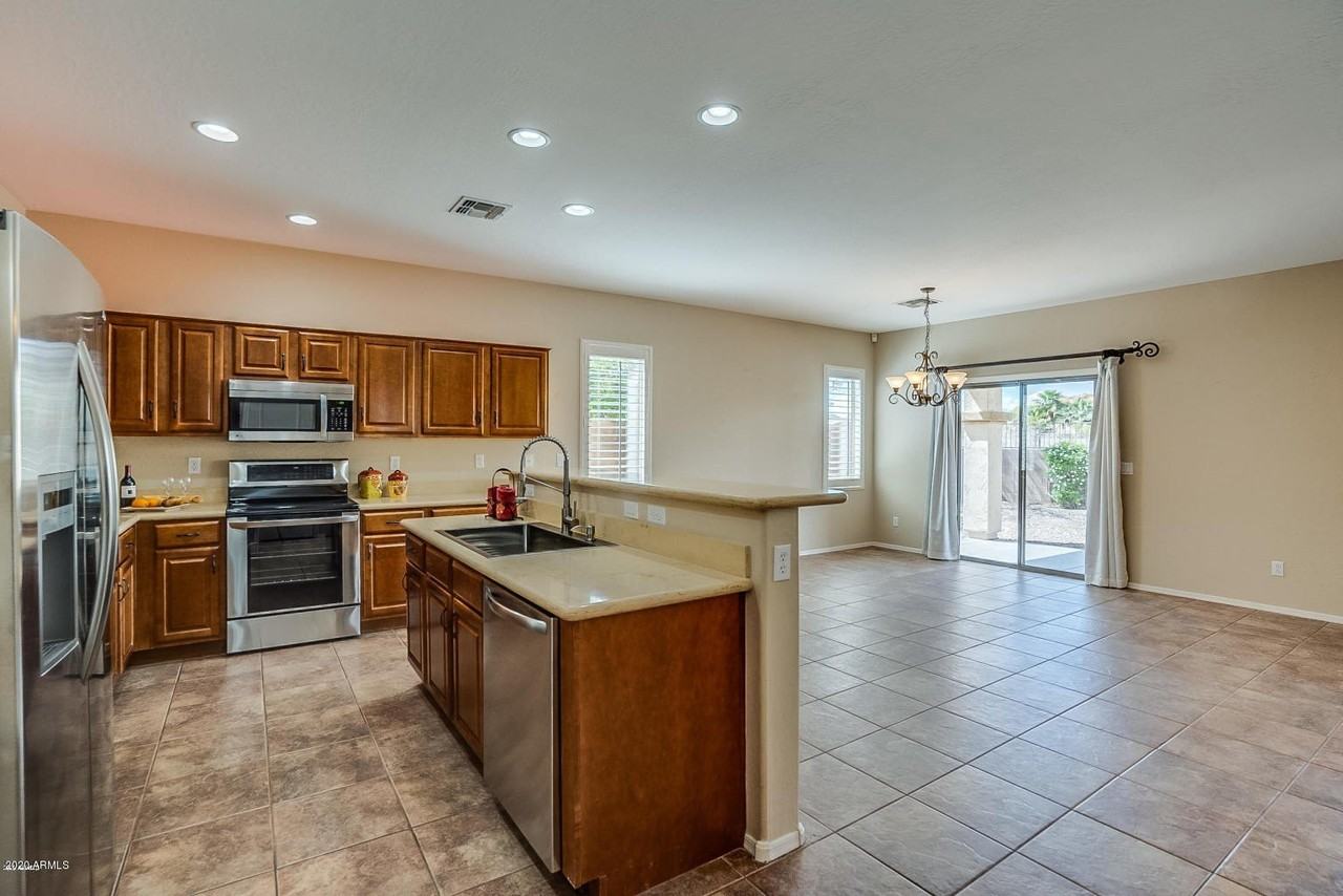 17610 W Port Royale Ln - Photo 7 of 26