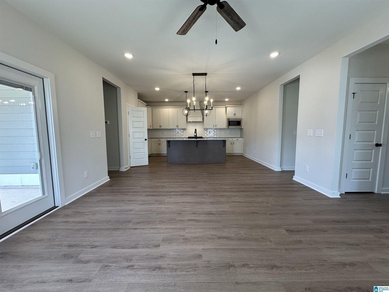 1009 Grand River Blvd - Photo 6 of 32