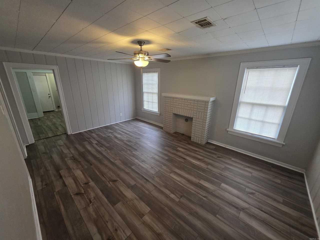 1411 Parker St - Photo 2 of 12