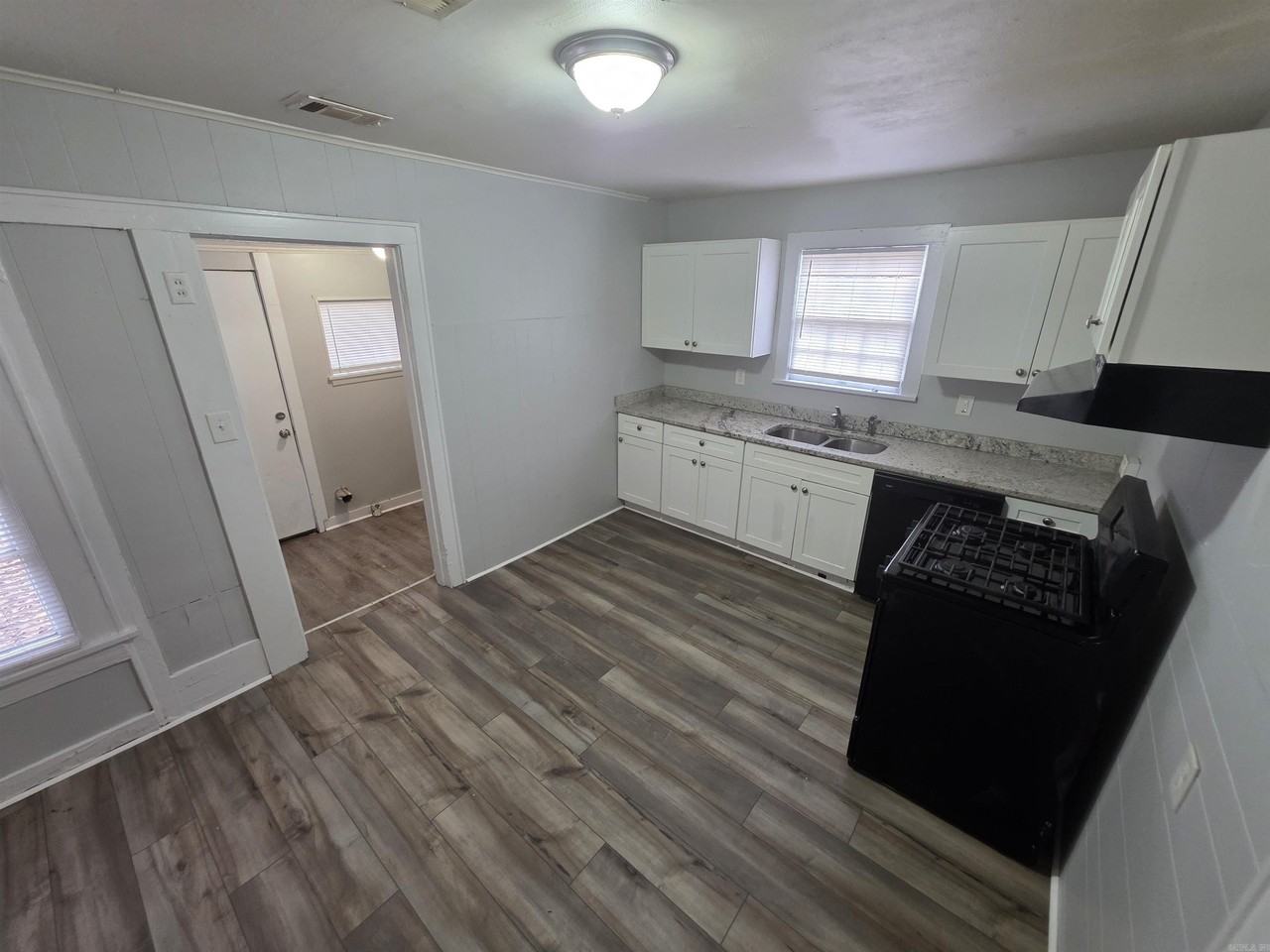 1411 Parker St - Photo 3 of 12