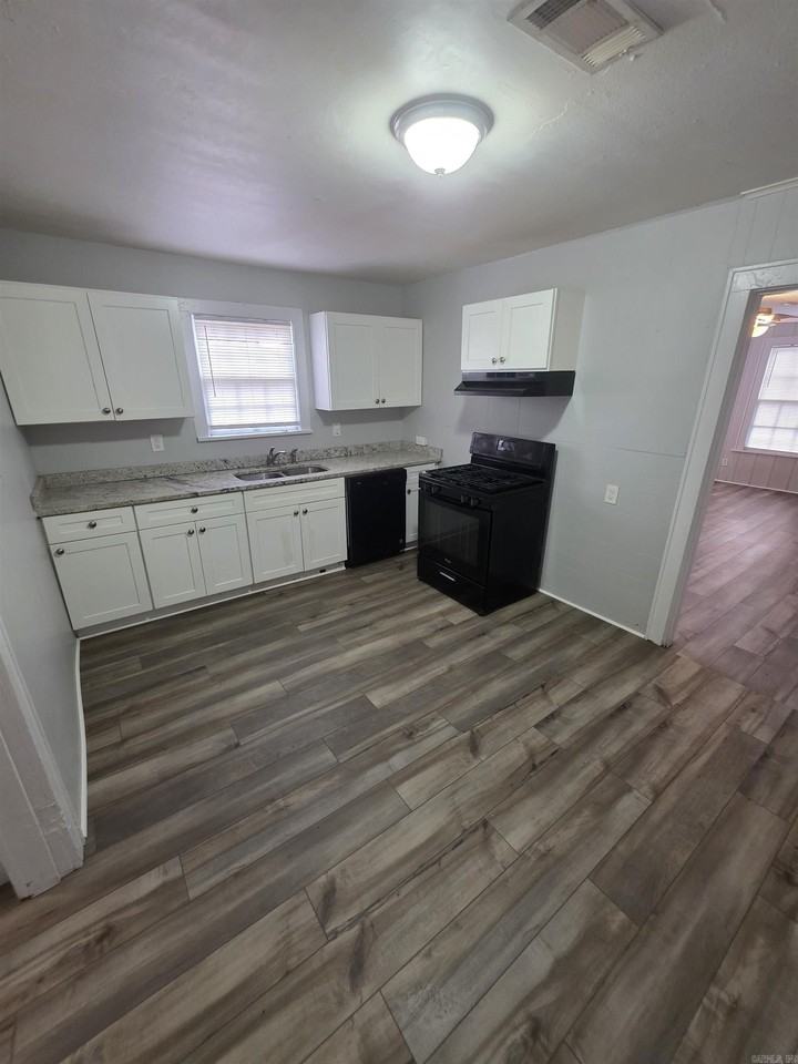 1411 Parker St - Photo 4 of 12