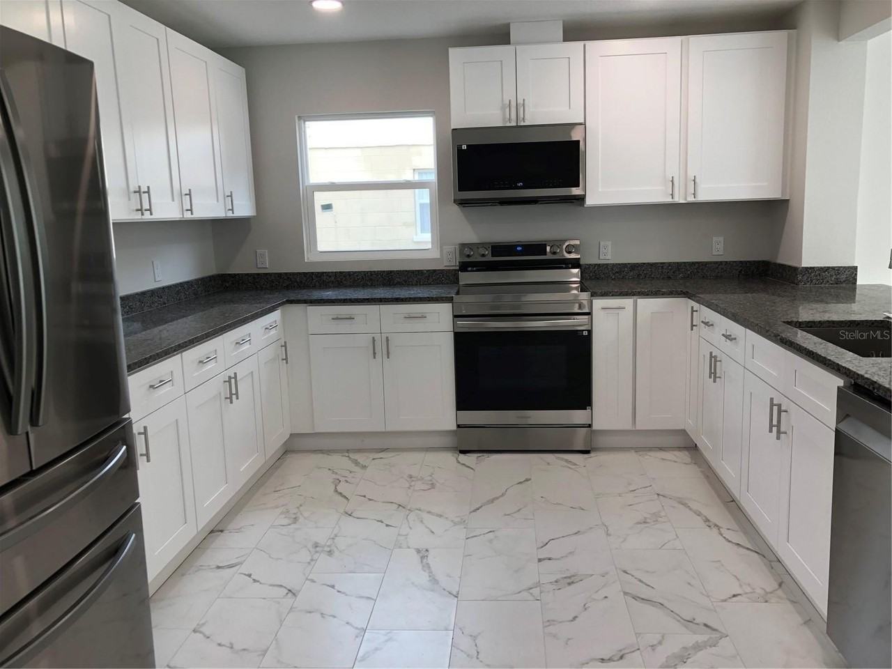 345 Parkland Ave - Photo 5 of 25