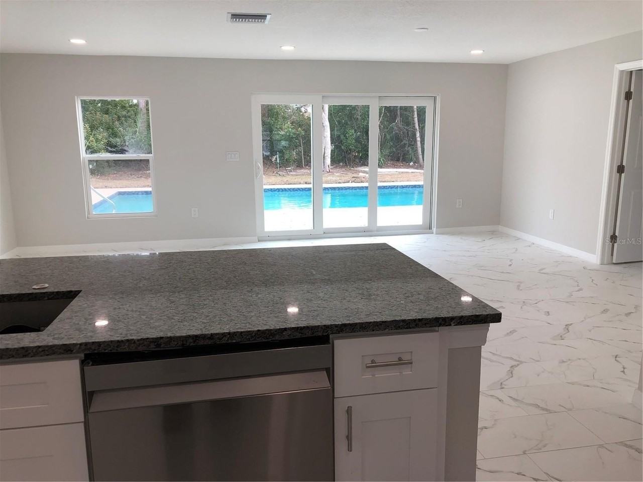 345 Parkland Ave - Photo 4 of 25