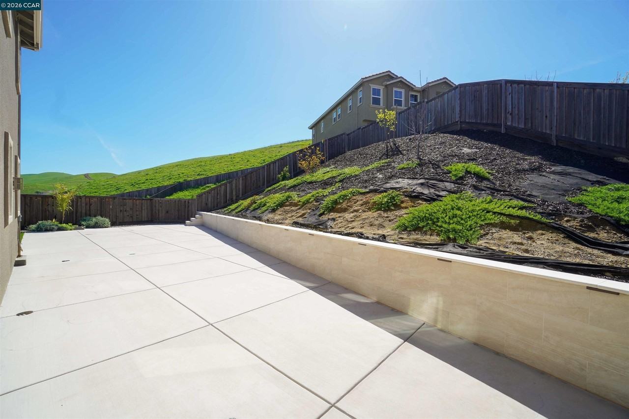 3150 Cortina Dr - Photo 3 of 38