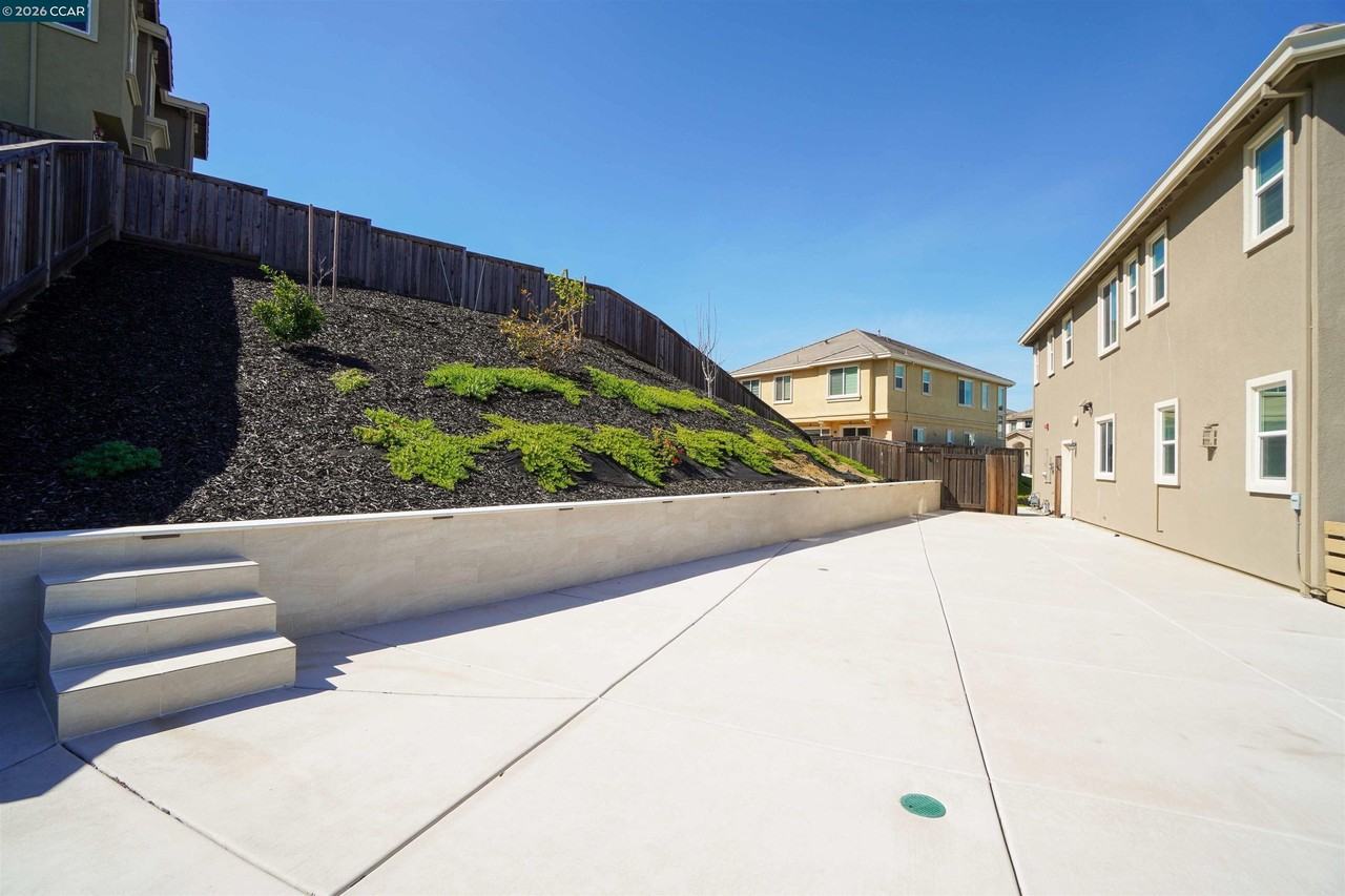 3150 Cortina Dr - Photo 4 of 38