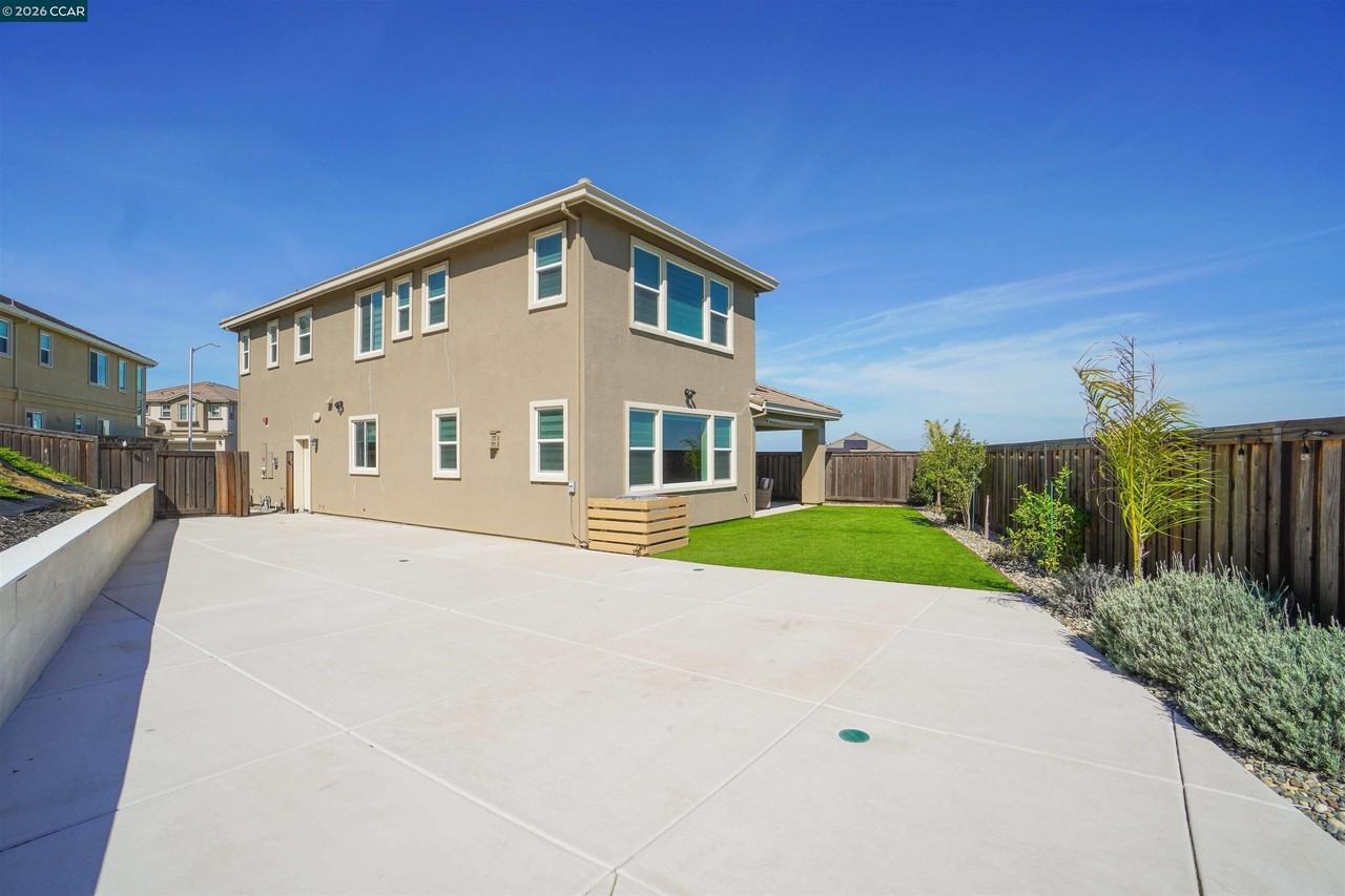 3150 Cortina Dr - Photo 5 of 38