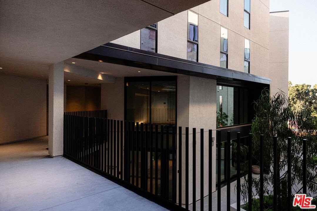 3004 W Sunset Blvd Apt 519 - Photo 4 of 27