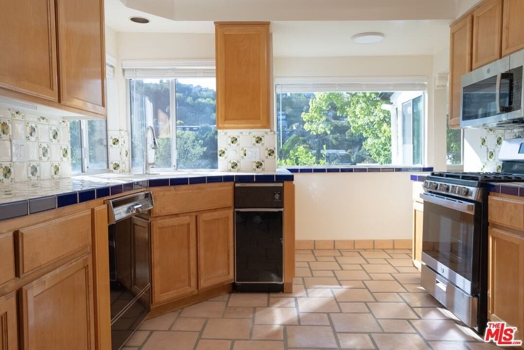 2401 Meadow Valley Ter - Photo 7 of 37