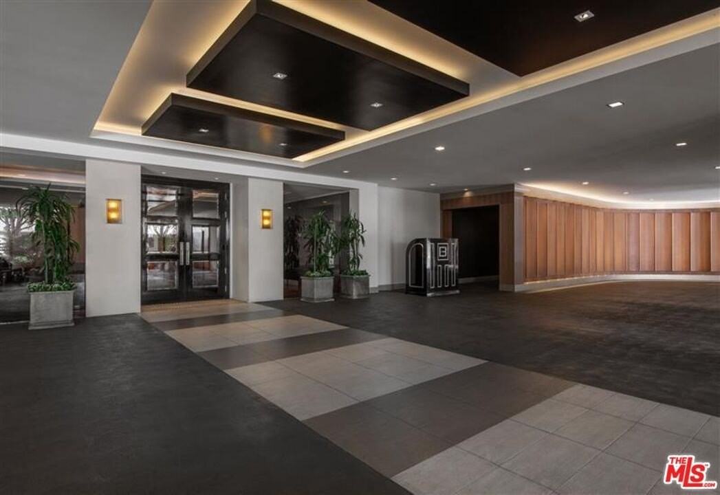 8500 Burton Way Apt 404 - Photo 7 of 40