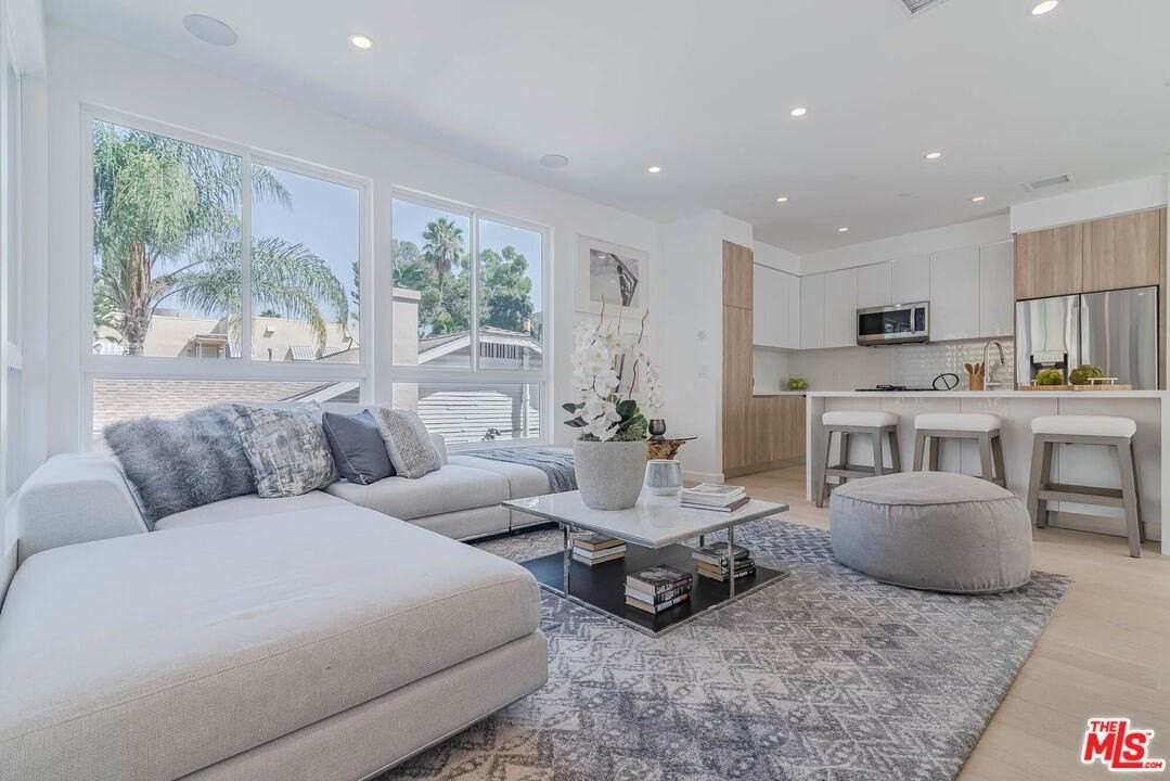 1214 N Sycamore Ave - Photo 2 of 16