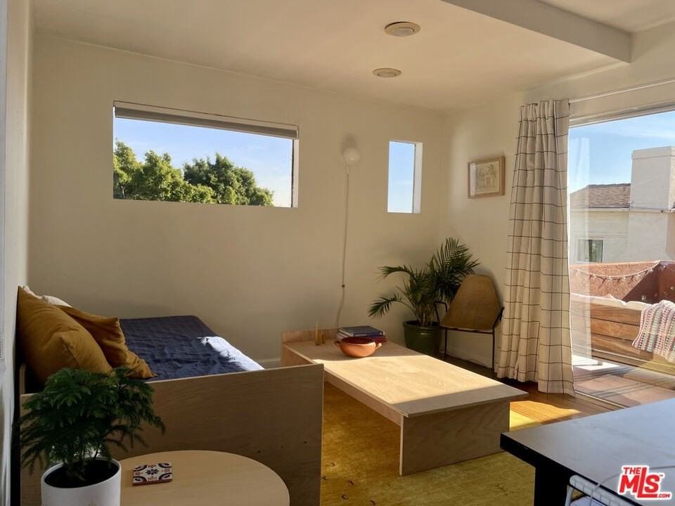 1321 S Mansfield Ave - Photo 7 of 9