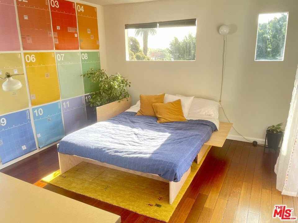 1323 S Mansfield Ave - Photo 5 of 9