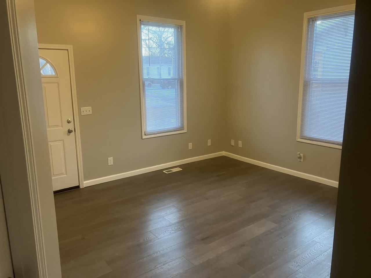 415 E Schwarz St - Photo 2 of 11