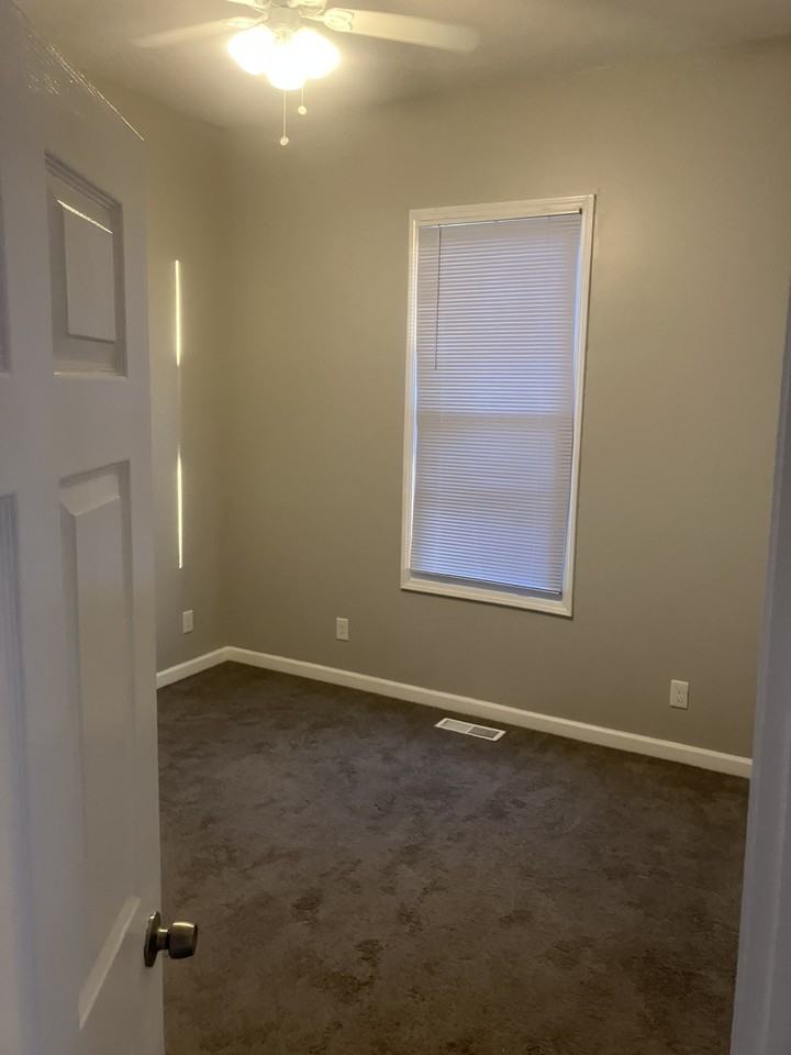 415 E Schwarz St - Photo 3 of 11