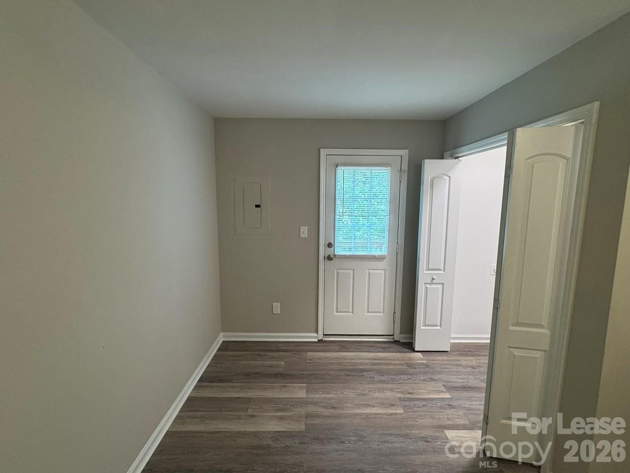 320 Hamilton Dr Ne - Photo 2 of 9