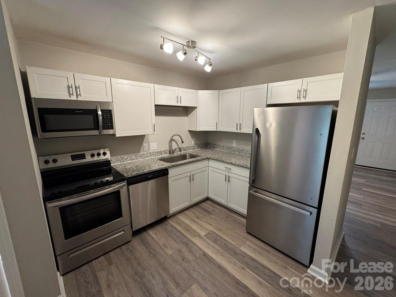 320 Hamilton Dr Ne - Photo 3 of 9