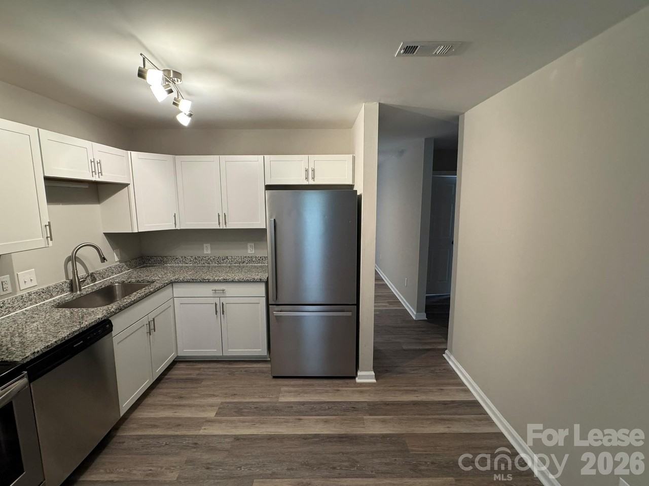 320 Hamilton Dr Ne - Photo 4 of 9