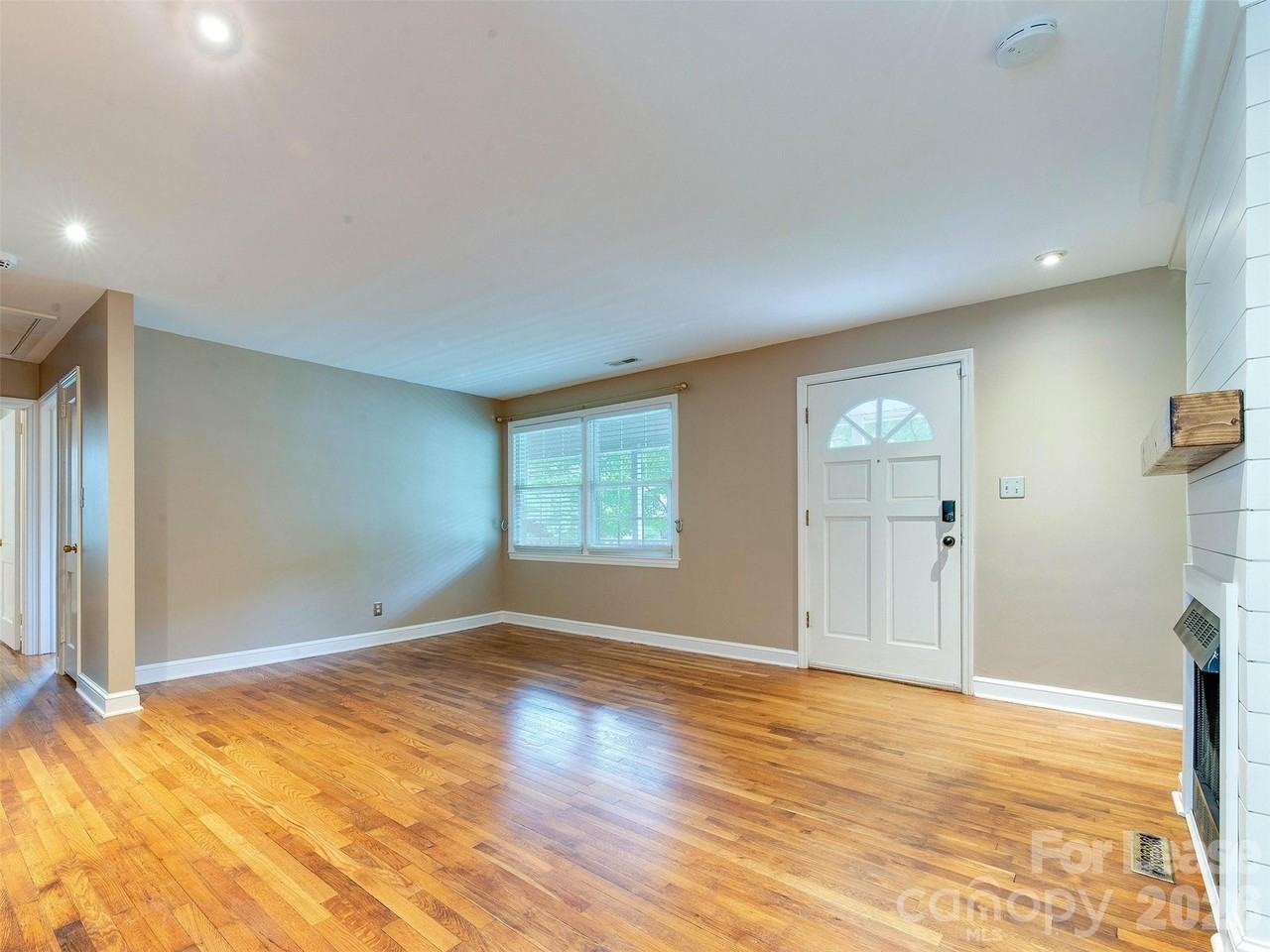 2329 Kingsbury Dr - Photo 5 of 44